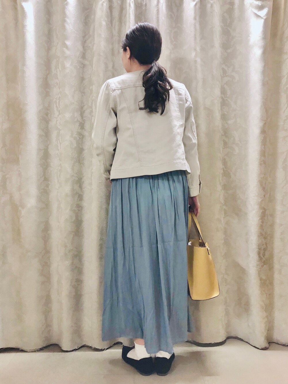 ホワイト系のシャツ/ブラウス、グレー系のデニムジャケット、ブラック系のパンプスを着用したレディースの春コーディネートの3枚目の写真