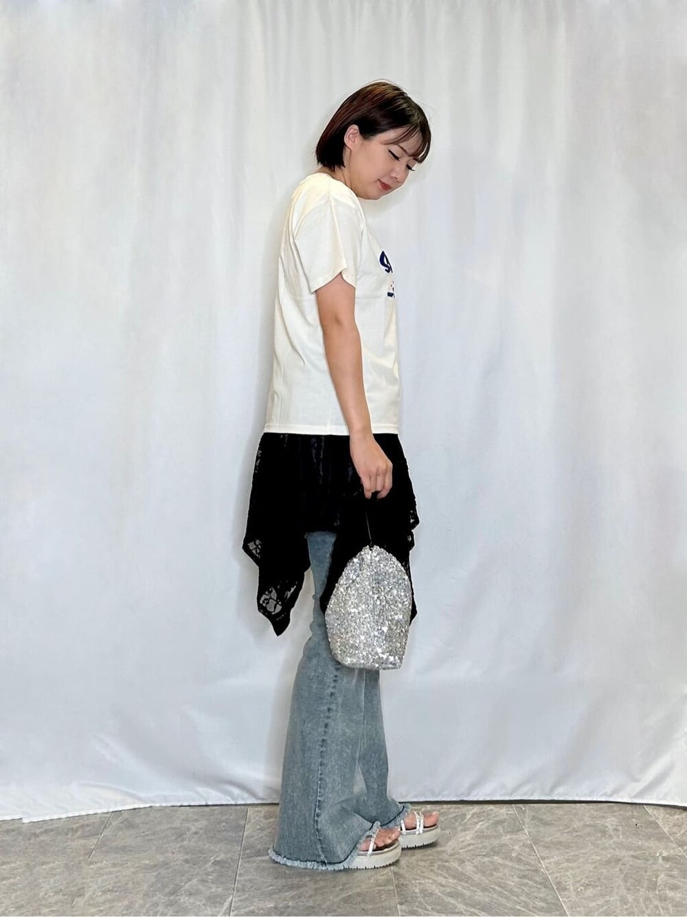 ホワイト系のTシャツ/カットソー、ブラック系のタンクトップ、ブルー系のデニムパンツを着用したレディースの夏コーディネートの2枚目の写真