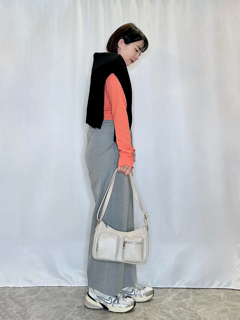 ピンク系のTシャツ/カットソー、グレー系のショルダーバッグ、グレー系のその他パンツを着用したレディースの冬コーディネートの2枚目の写真