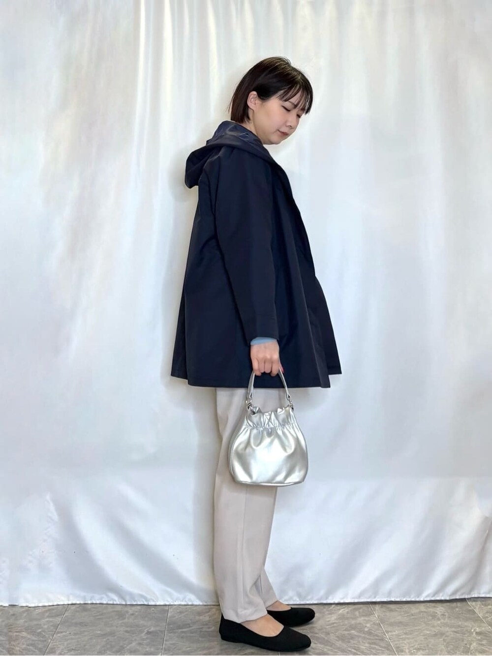 ブルー系のその他アウター、ブルー系のニット/セーター、ベージュ系のその他パンツを着用したレディースの春コーディネートの2枚目の写真