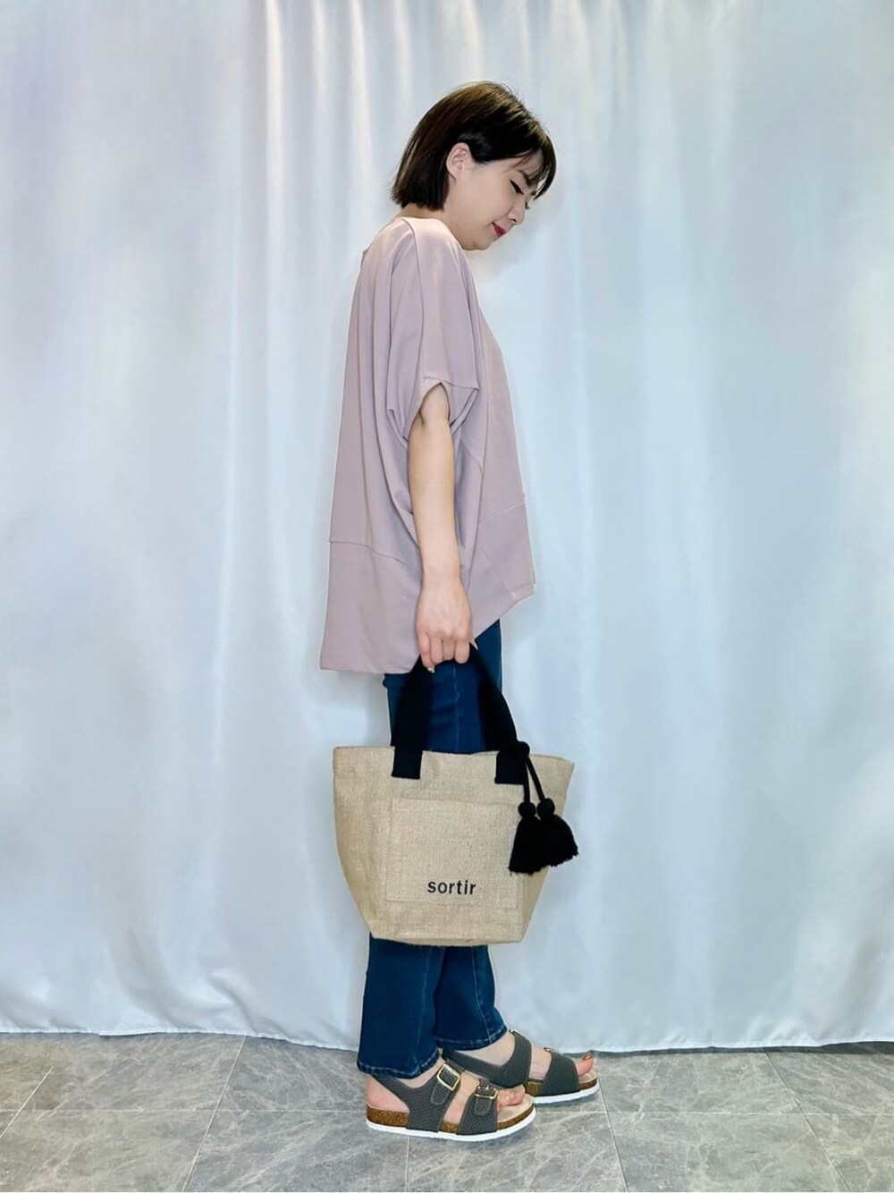 ブルー系のデニムパンツを着用したレディースの春コーディネートの2枚目の写真