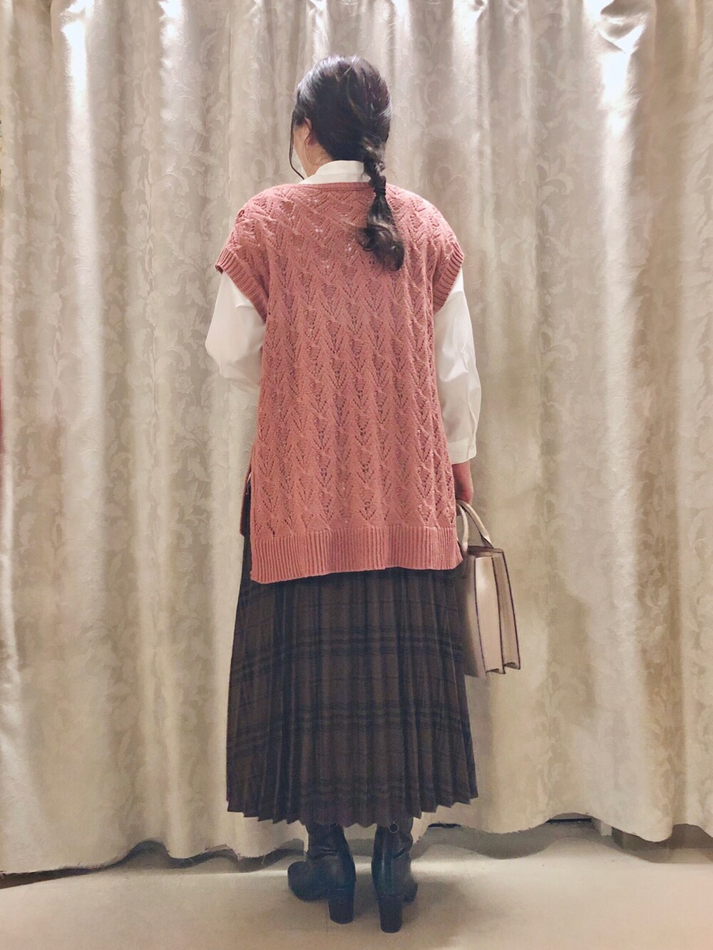 ホワイト系のシャツ/ブラウス、ピンク系のベスト、ブラック系のブーツを着用したレディースの秋コーディネートの3枚目の写真