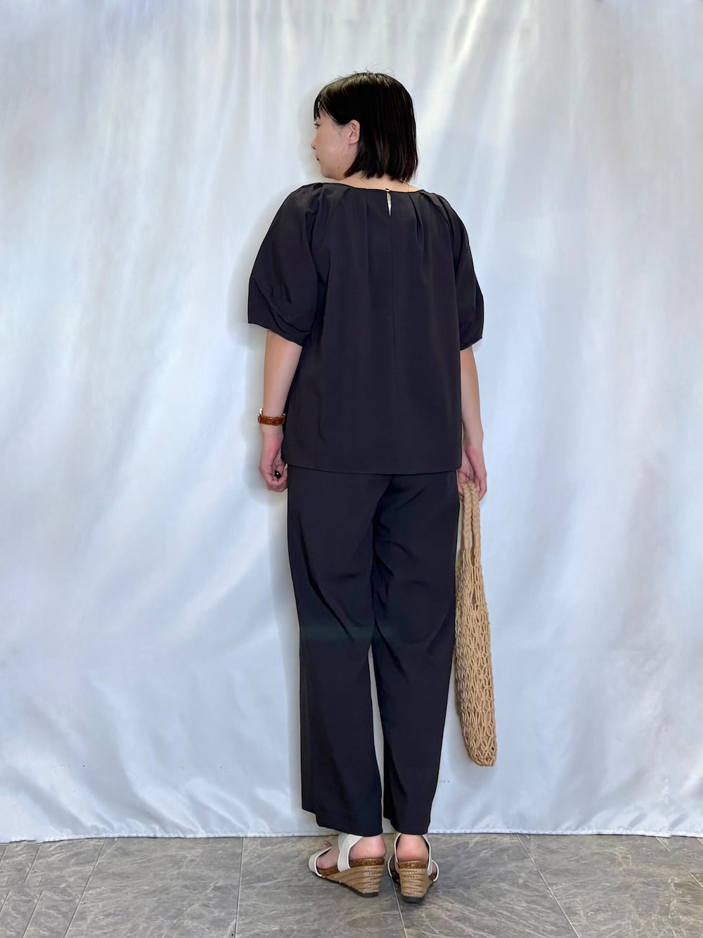 イエロー系のトートバッグ、グレー系のその他パンツ、グレー系のシャツ/ブラウスを着用したレディースの春コーディネートの3枚目の写真