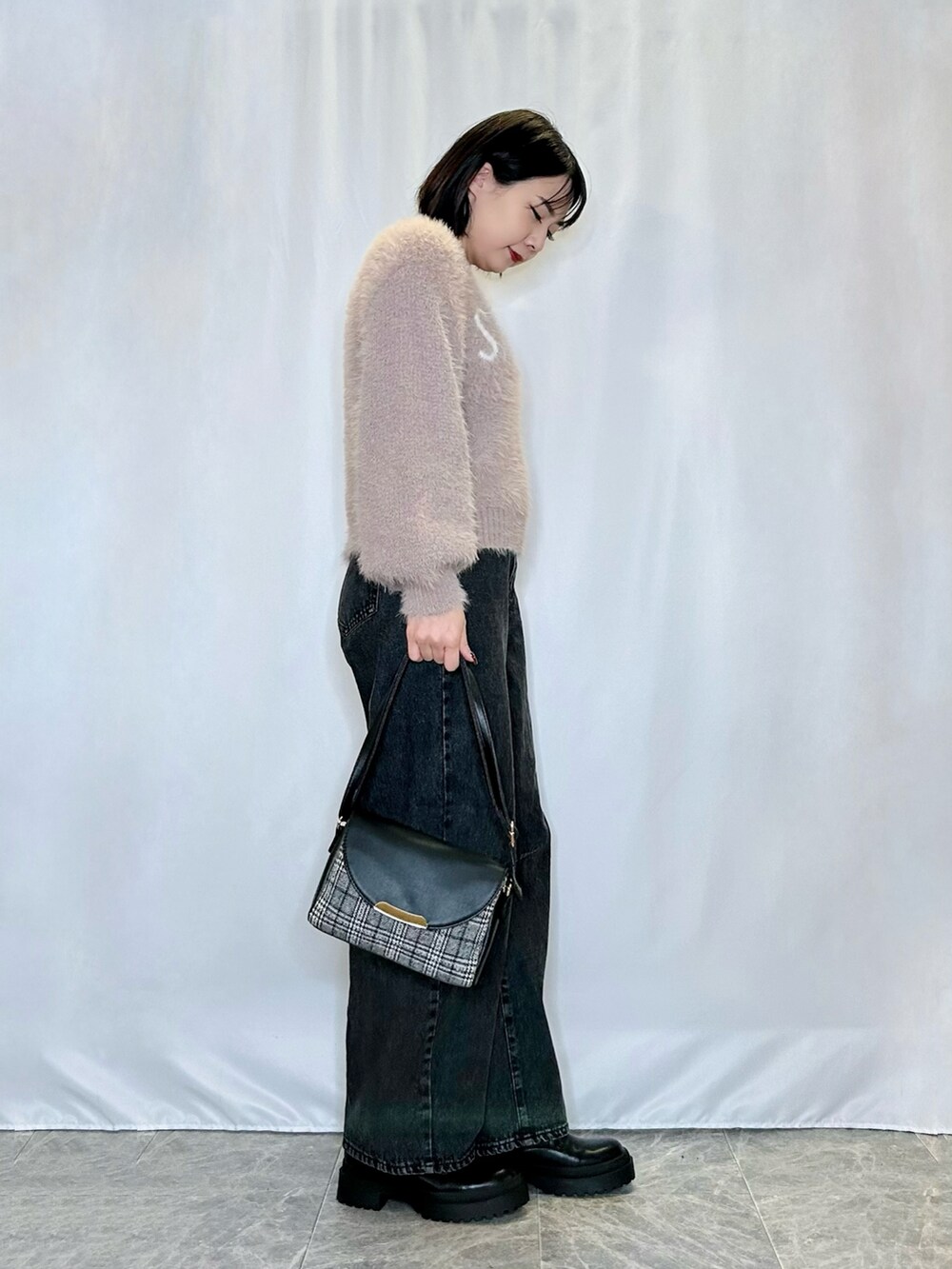 ブラック系のブーツ、ブラック系のその他パンツ、ブラウン系のニット/セーターを着用したレディースの冬コーディネートの2枚目の写真