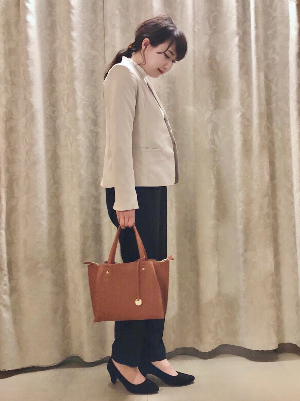 ホワイト系のTシャツ/カットソー、ブラック系のその他パンツ、ベージュ系のノーカラージャケットを着用したレディースの秋コーディネートの2枚目の写真