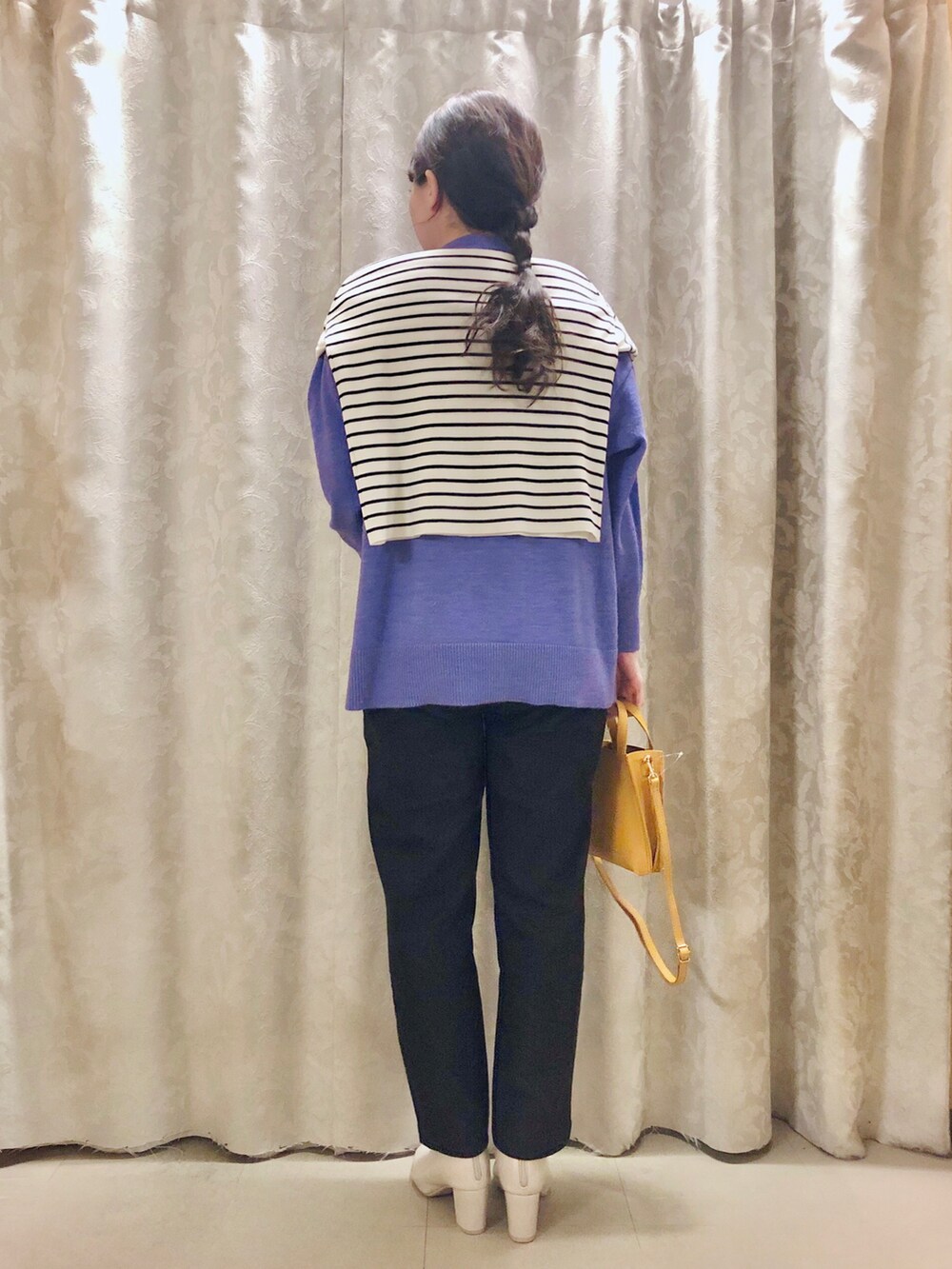 パープル系のニット/セーター、ブラック系のその他パンツ、ホワイト系のブーツを着用したレディースの冬コーディネートの3枚目の写真