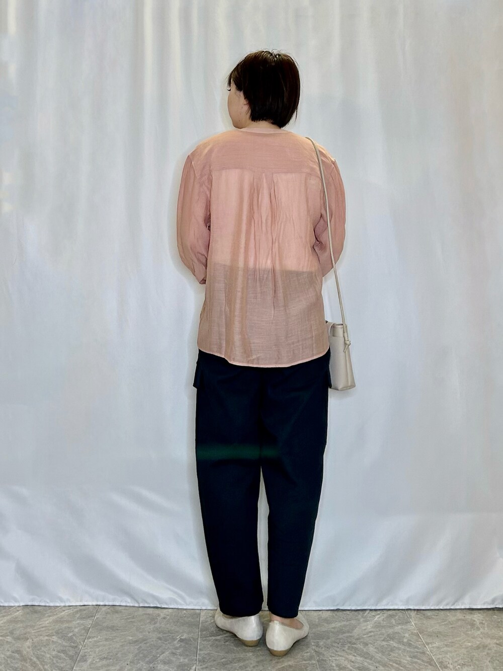 ピンク系のシャツ/ブラウス、ホワイト系のタンクトップ、グレー系のショルダーバッグを着用したレディースの春コーディネートの3枚目の写真