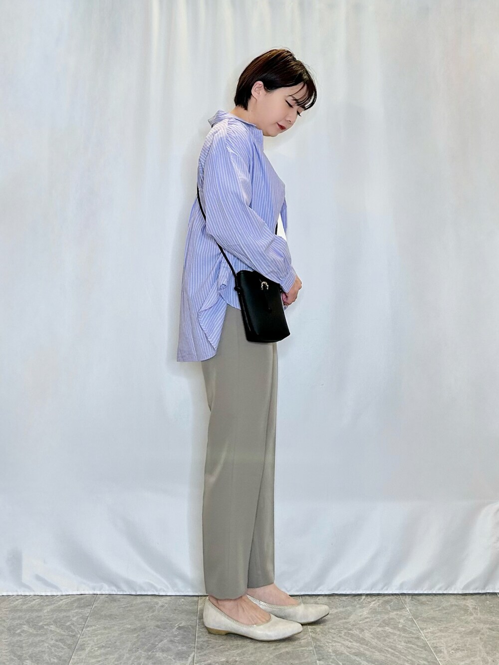 ゴールド系のその他シューズ、ブラック系のショルダーバッグ、パープル系のシャツ/ブラウスを着用したレディースの春コーディネートの2枚目の写真