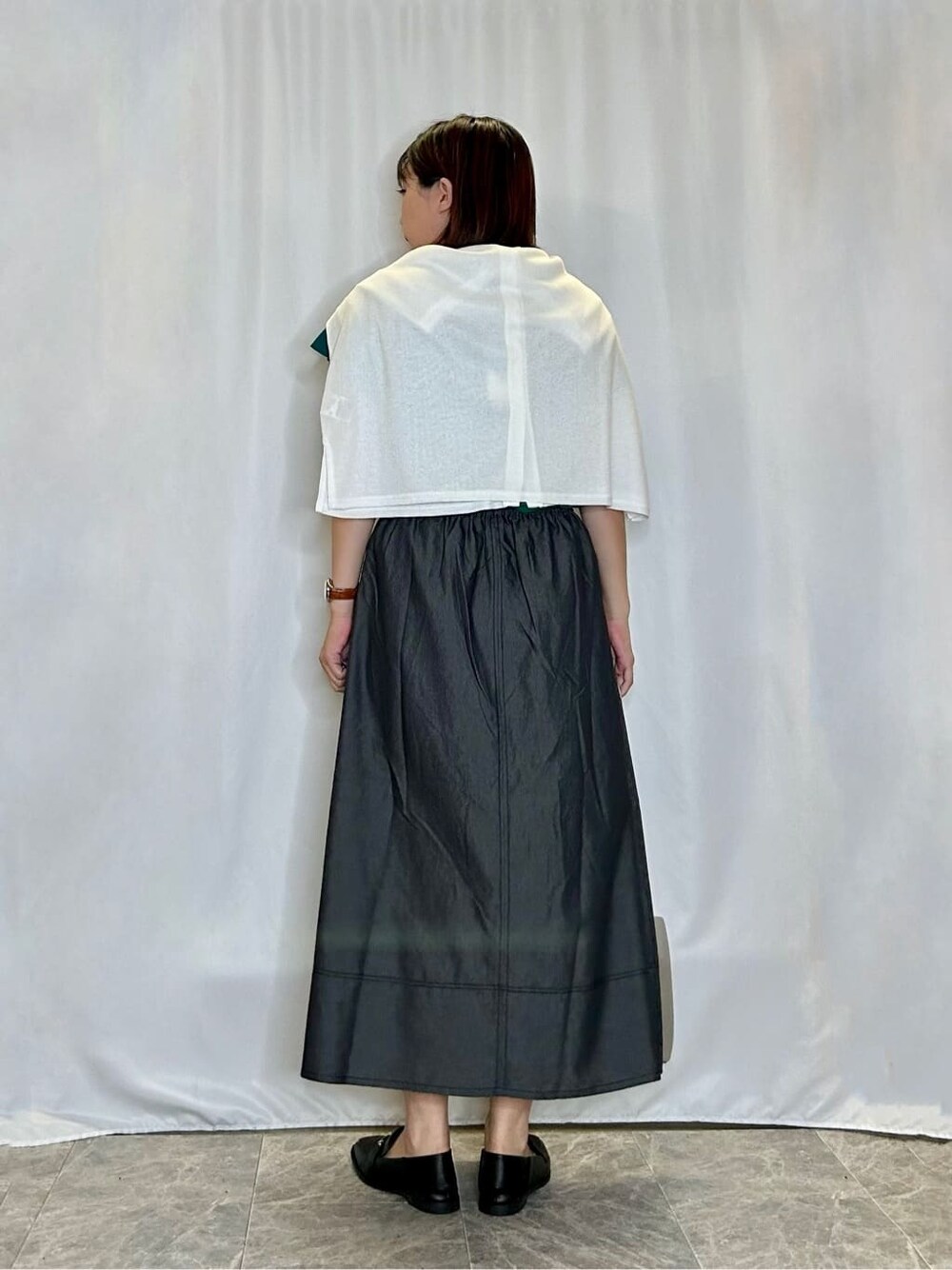 ホワイト系のカーディガン/ボレロ、グリーン系のTシャツ/カットソー、ブラック系のスカートを着用したレディースの夏コーディネートの3枚目の写真