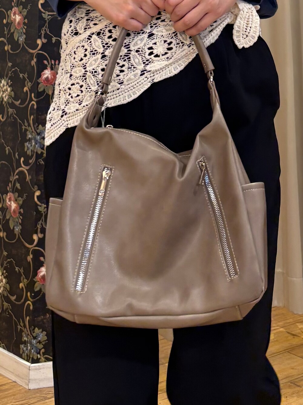 ブルー系のシャツ/ブラウス、ブラック系のその他パンツ、ブラウン系のショルダーバッグを着用したレディースの秋コーディネートの5枚目の写真