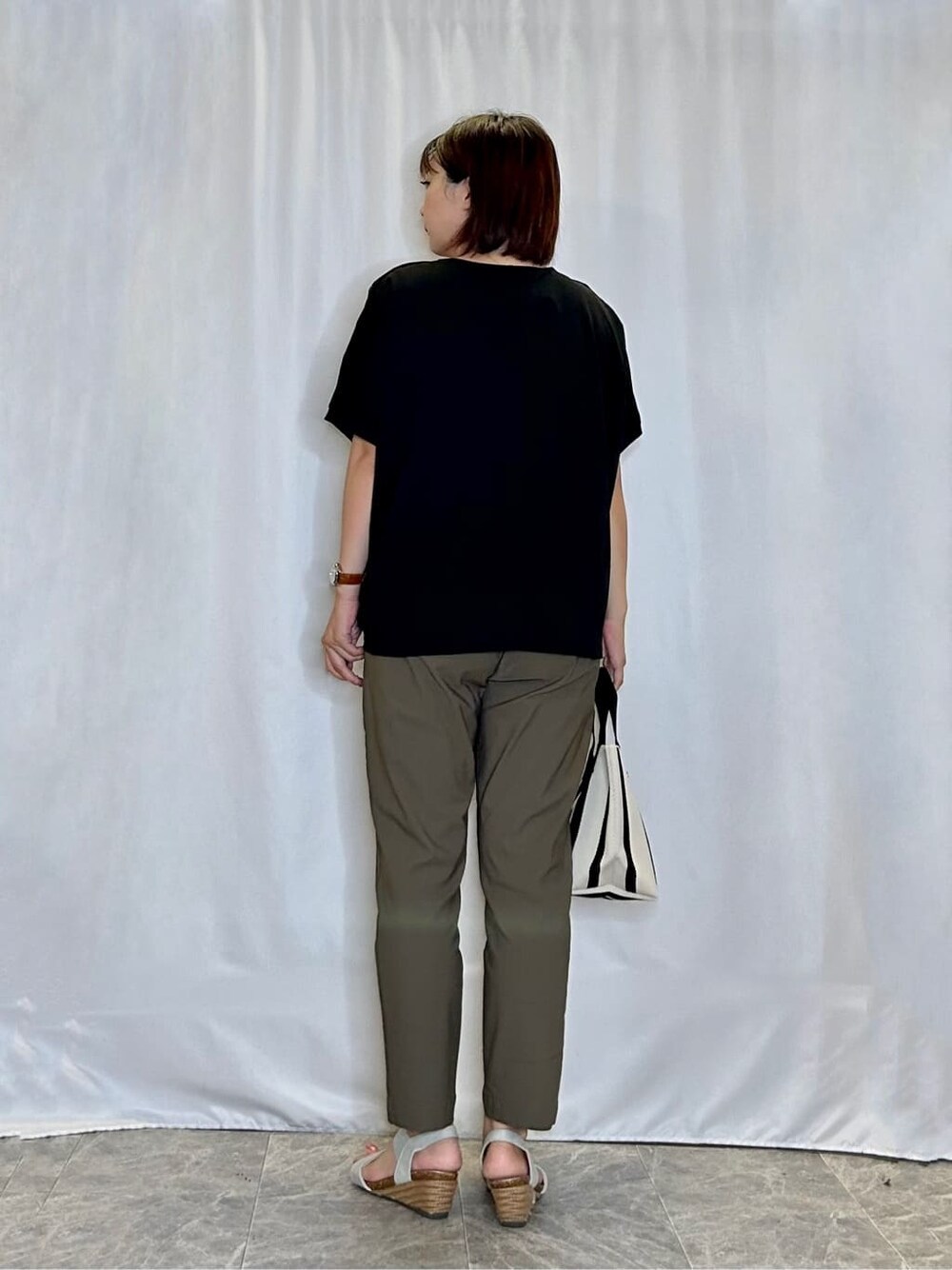 ブラック系のTシャツ/カットソー、グリーン系のその他パンツ、シルバー系のサンダルを着用したレディースの夏コーディネートの3枚目の写真