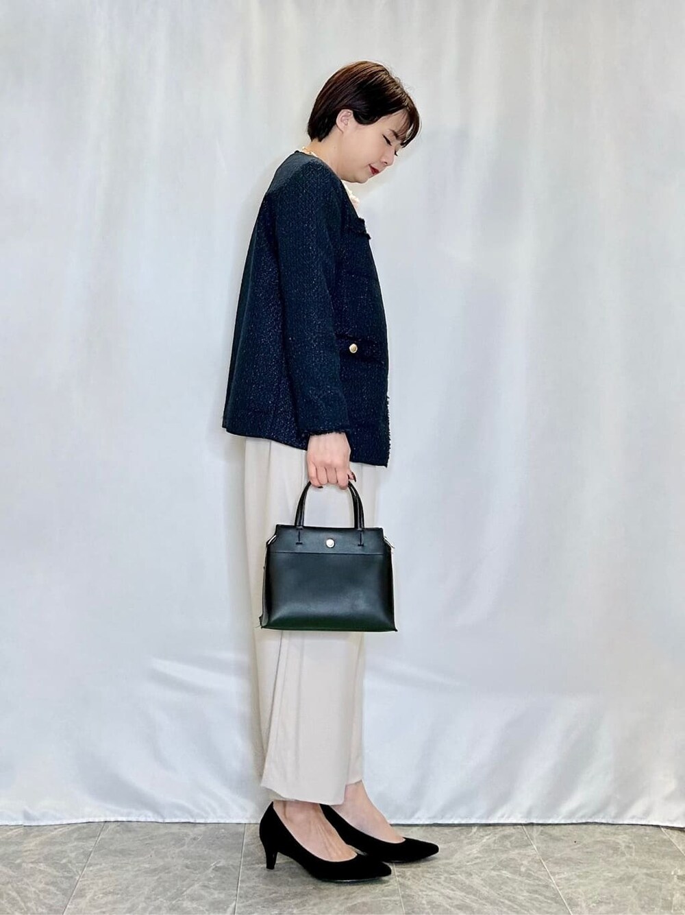 ブルー系のノーカラージャケット、ホワイト系のシャツ/ブラウス、ベージュ系のその他パンツを着用したレディースの春コーディネートの2枚目の写真