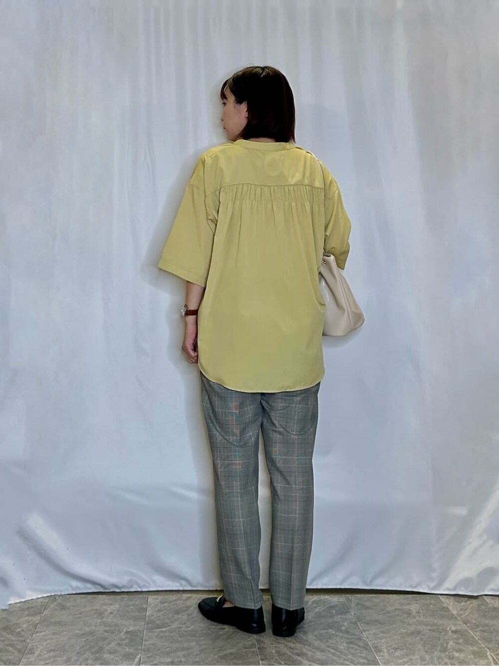 イエロー系のシャツ/ブラウス、グレー系のその他パンツ、ブラック系のその他シューズを着用したレディースの秋コーディネートの3枚目の写真