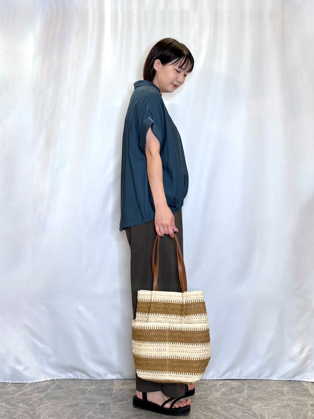 ブルー系のシャツ/ブラウス、ブラウン系のその他パンツ、ブラック系のサンダルを着用したレディースの夏コーディネートの2枚目の写真