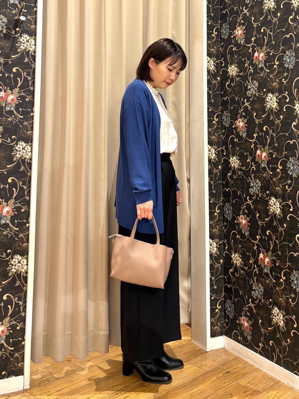 ブルー系のカーディガン/ボレロ、ホワイト系のシャツ/ブラウス、ブラック系のその他パンツを着用したレディースの秋コーディネートの2枚目の写真