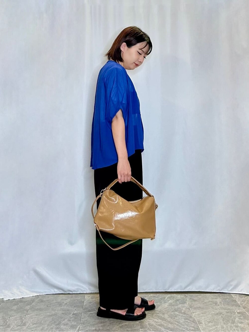 ブルー系のシャツ/ブラウス、ホワイト系のTシャツ/カットソー、ブラック系のその他パンツを着用したレディースの夏コーディネートの2枚目の写真
