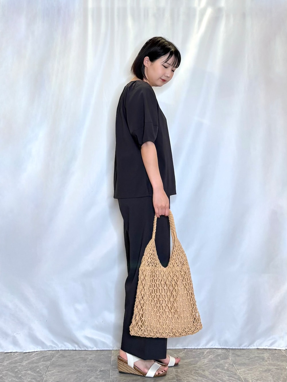 イエロー系のトートバッグ、グレー系のその他パンツ、グレー系のシャツ/ブラウスを着用したレディースの春コーディネートの2枚目の写真