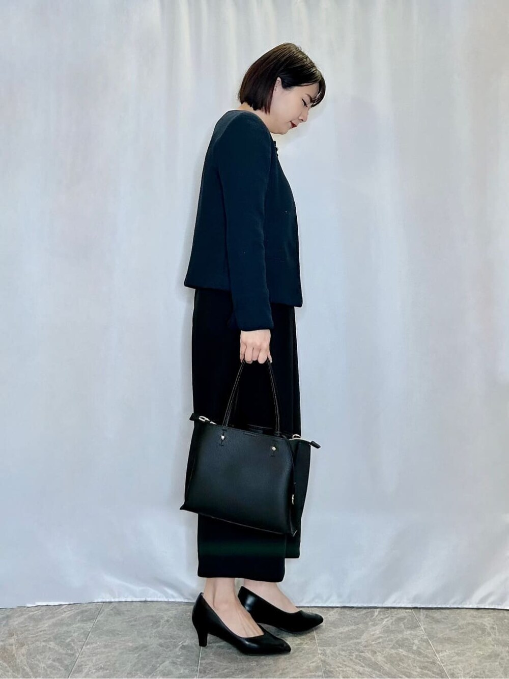 ブルー系のノーカラージャケット、ホワイト系のシャツ/ブラウス、ブラック系のその他パンツを着用したレディースの冬コーディネートの2枚目の写真