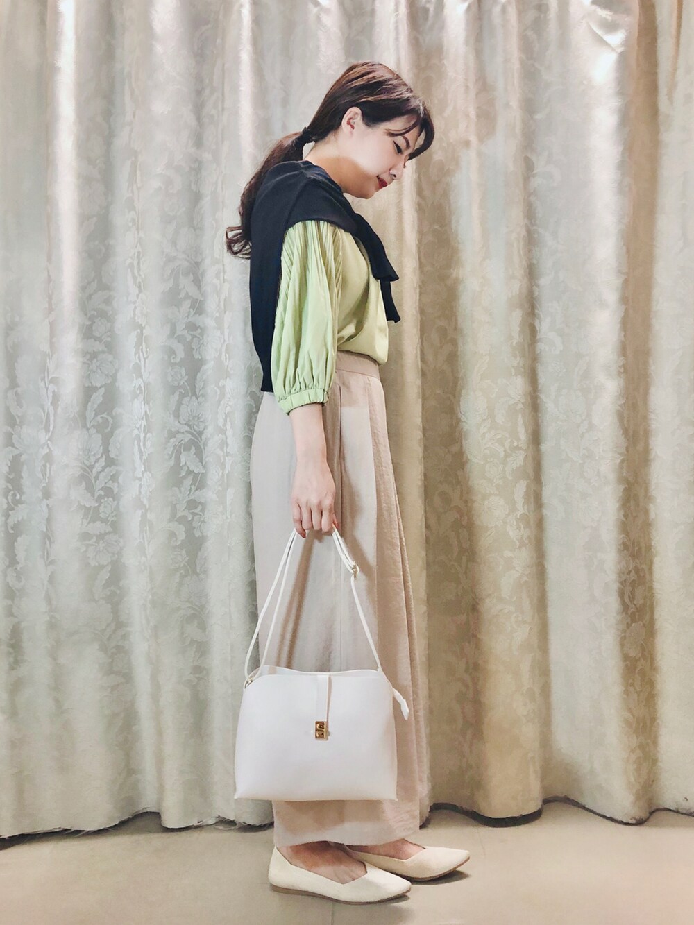 ベージュ系のその他パンツ、グリーン系のシャツ/ブラウス、ベージュ系のパンプスを着用したレディースの春コーディネートの2枚目の写真