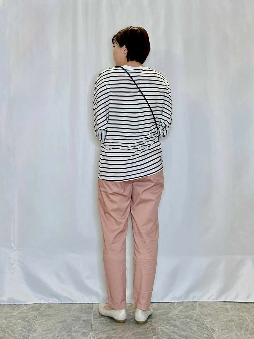 ブラック系のTシャツ/カットソー、ピンク系のその他パンツ、ゴールド系のその他シューズを着用したレディースの春コーディネートの3枚目の写真