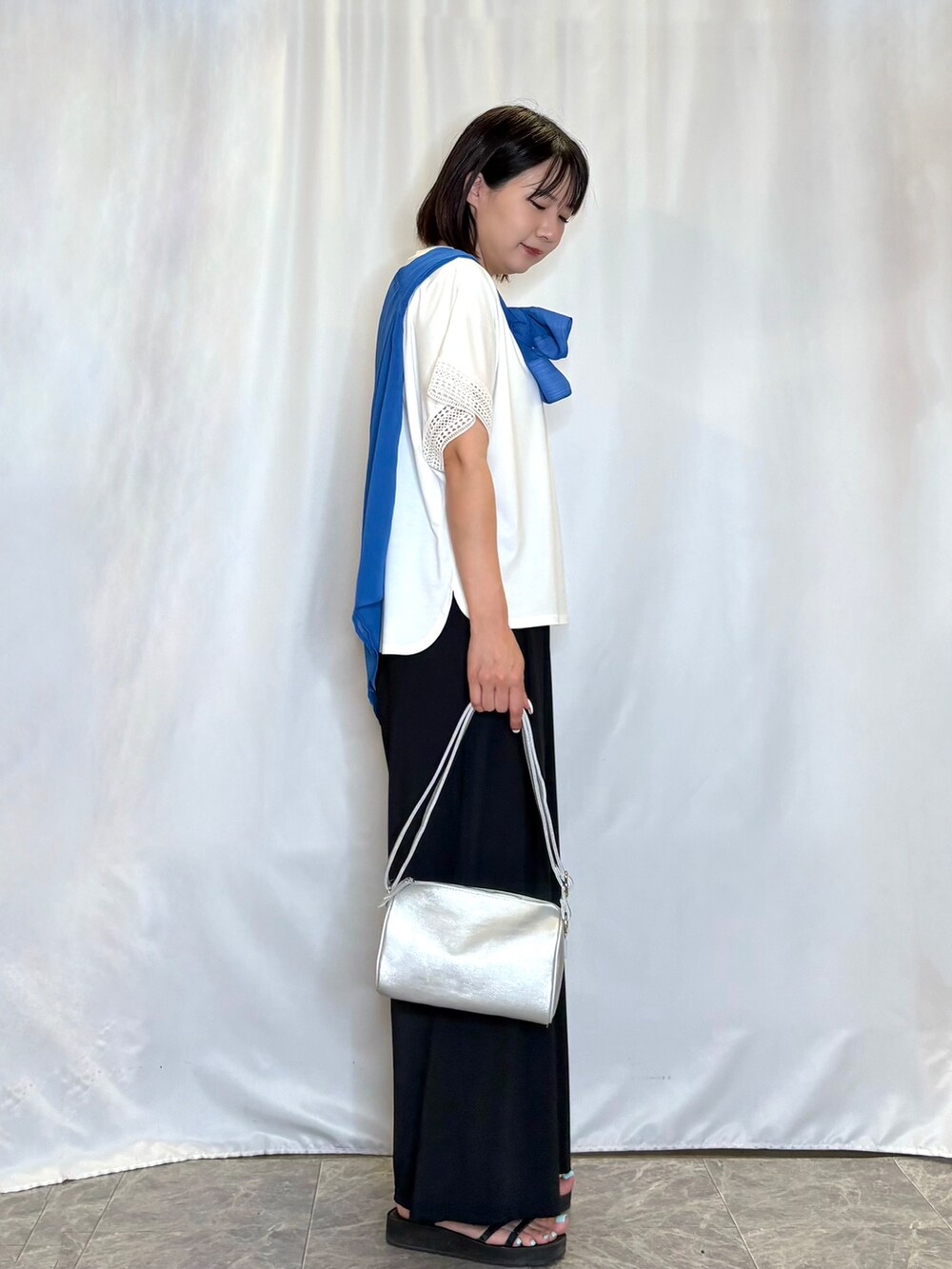 ブルー系のシャツ/ブラウス、ホワイト系のTシャツ/カットソー、ブラック系のその他パンツを着用したレディースの夏コーディネートの3枚目の写真