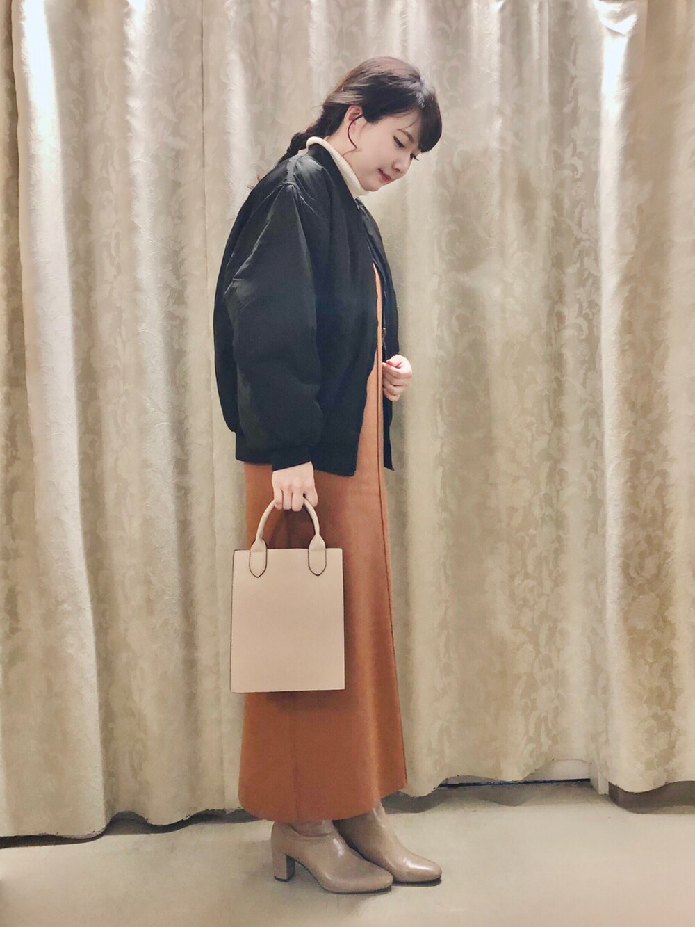 ベージュ系のブーツ、ホワイト系のニット/セーター、グレー系のショルダーバッグを着用したレディースの秋コーディネートの2枚目の写真