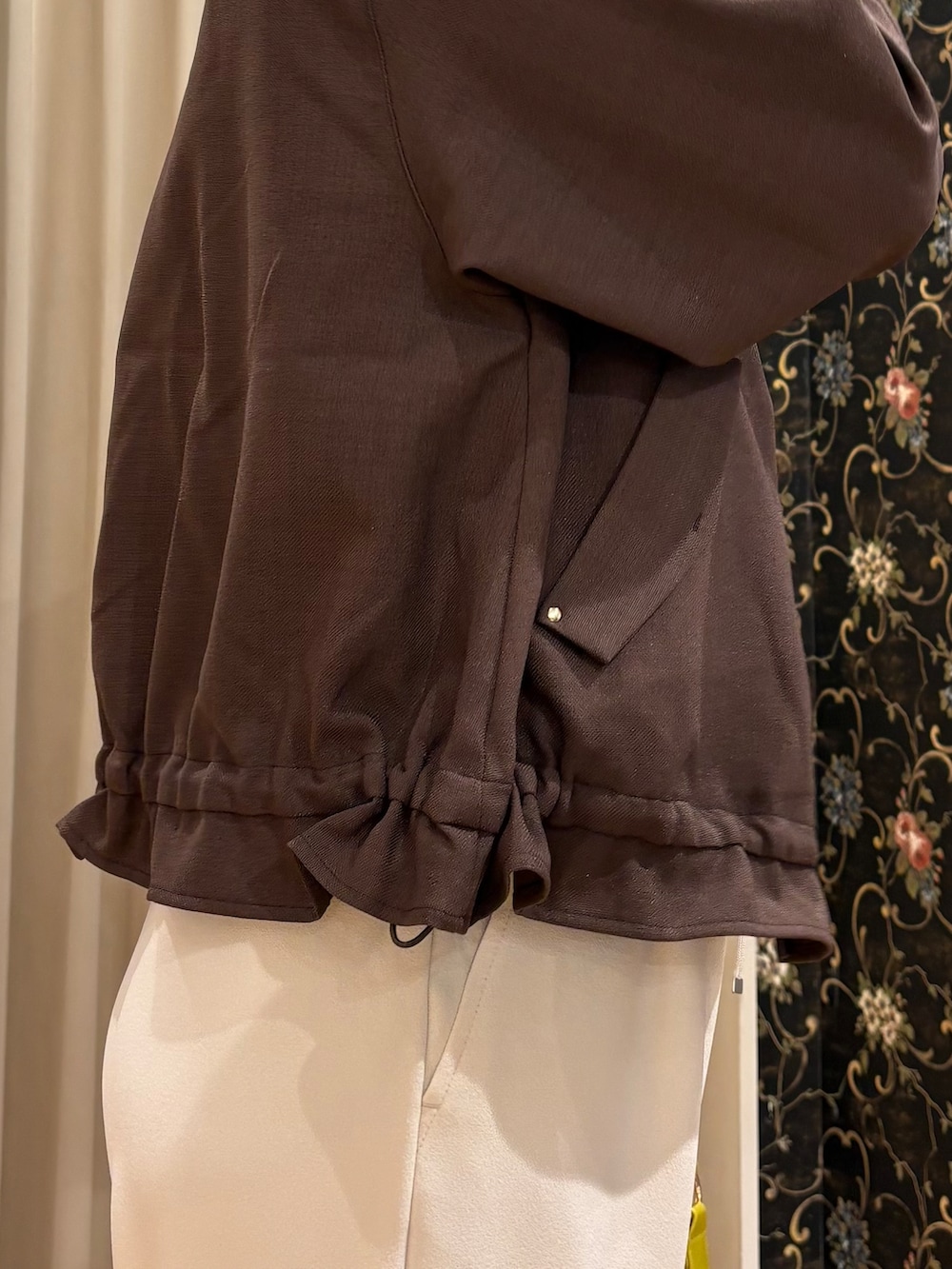 ブラウン系のブルゾン、ブラック系のTシャツ/カットソー、ホワイト系のその他パンツを着用したレディースの秋コーディネートの4枚目の写真