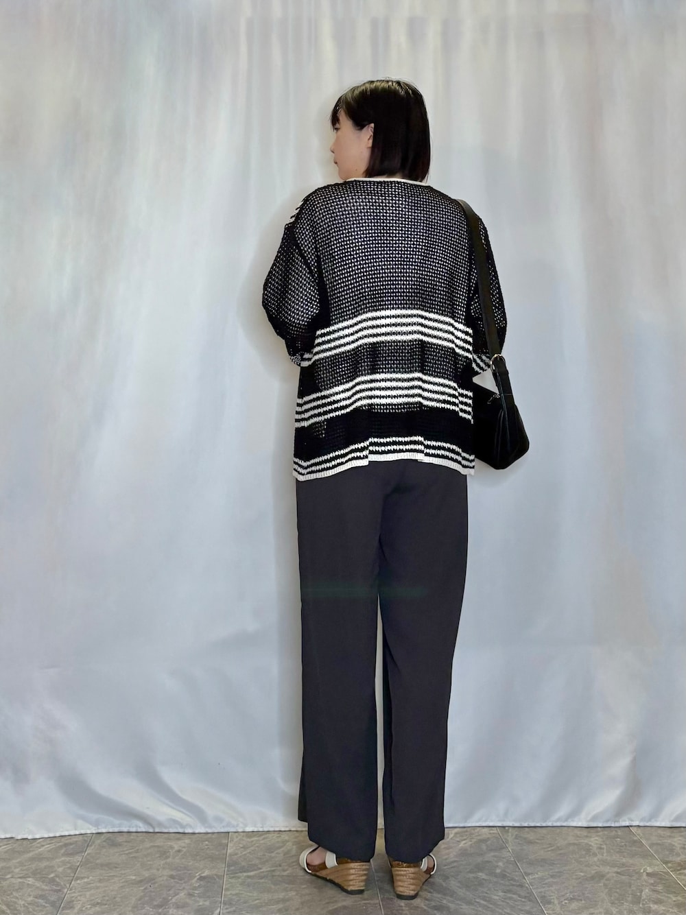 ブラック系のカーディガン/ボレロ、ホワイト系のTシャツ/カットソー、グレー系のその他パンツを着用したレディースの春コーディネートの3枚目の写真