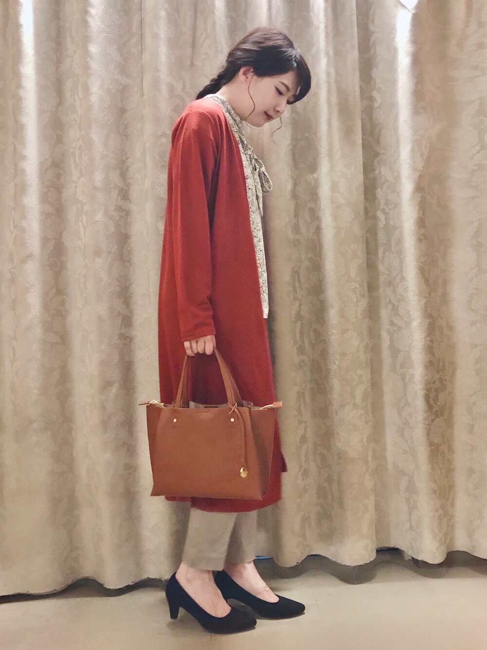 ホワイト系のシャツ/ブラウス、イエロー系のトートバッグ、ブラック系のパンプスを着用したレディースの秋コーディネートの2枚目の写真