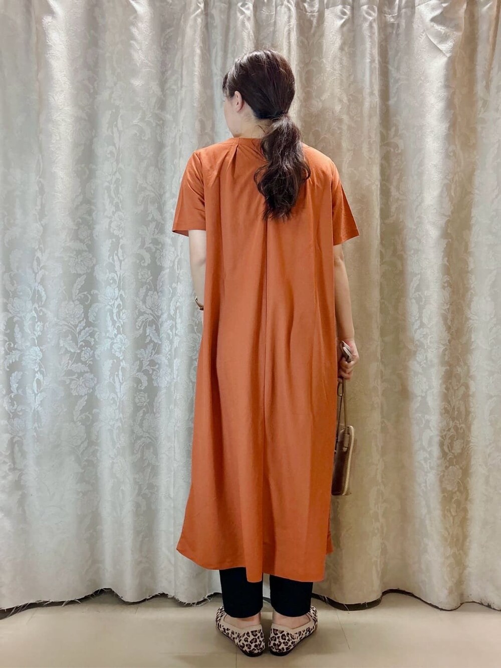ブラック系のその他パンツ、イエロー系のパンプスを着用したレディースの夏コーディネートの3枚目の写真