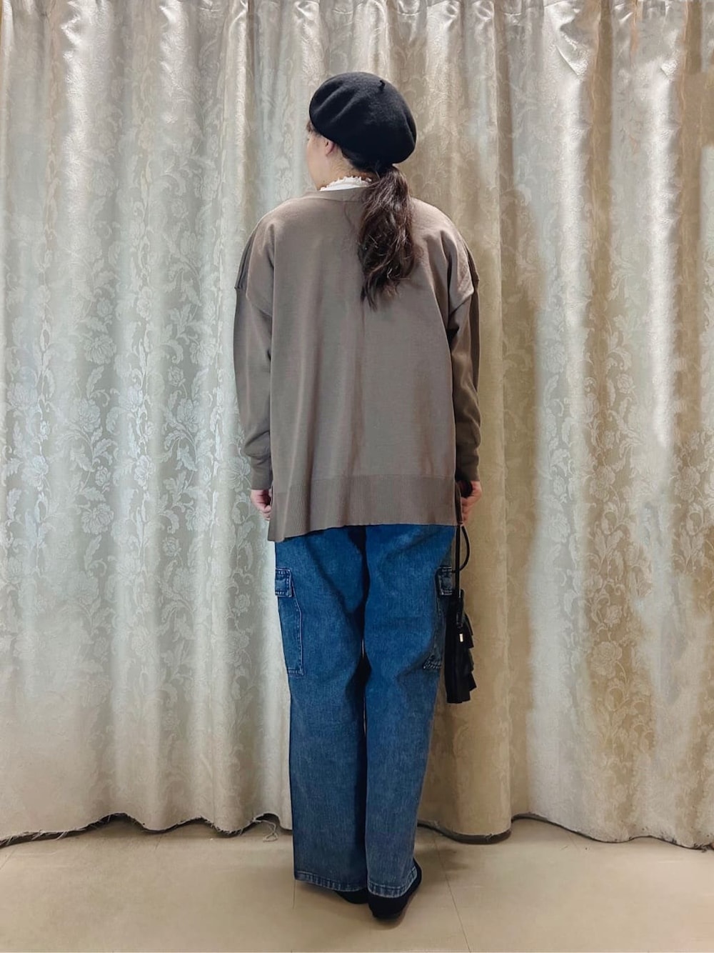 ブラウン系のカーディガン/ボレロ、ブラック系のパンプスを着用したレディースの秋コーディネートの3枚目の写真