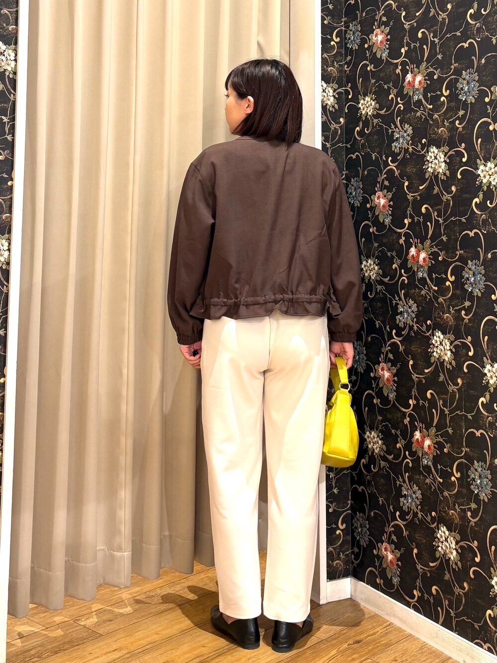 ブラウン系のブルゾン、ブラック系のTシャツ/カットソー、ホワイト系のその他パンツを着用したレディースの秋コーディネートの3枚目の写真