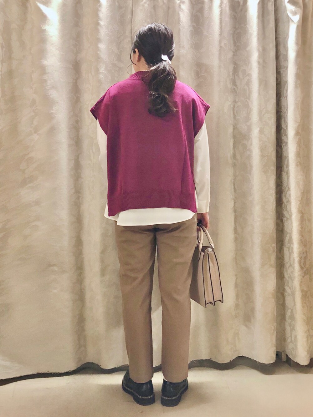 ブラック系のドレスシューズ、ブラウン系のその他パンツ、グレー系のショルダーバッグを着用したレディースの秋コーディネートの3枚目の写真