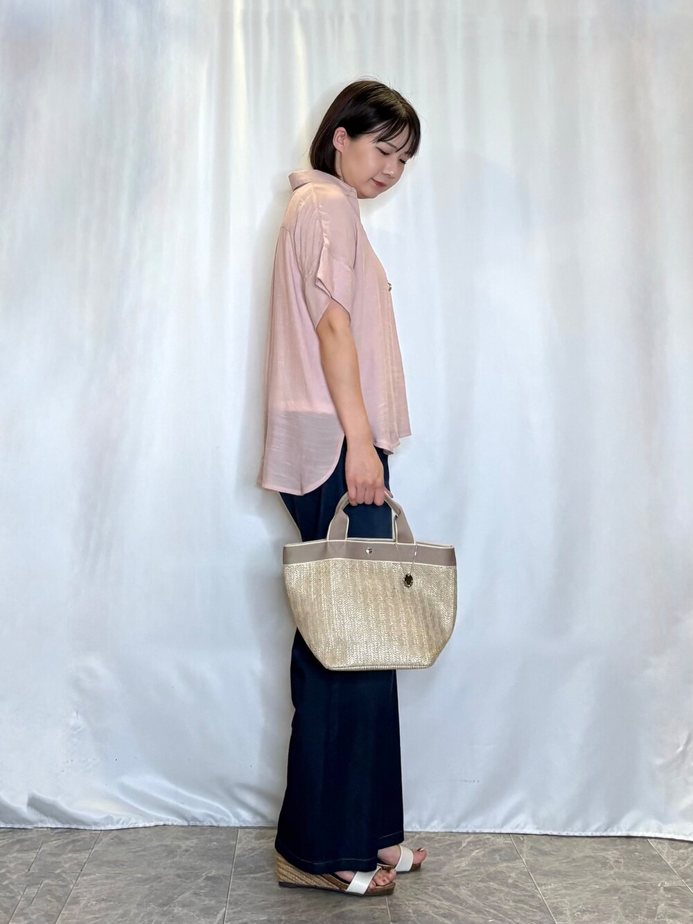 ピンク系のその他トップス、ブルー系のその他パンツ、ホワイト系のサンダルを着用したレディースの夏コーディネートの2枚目の写真