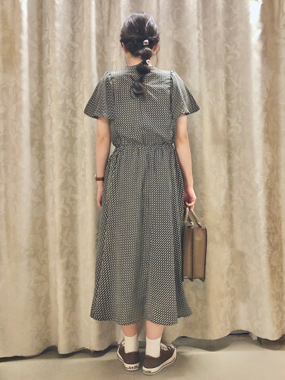 グリーン系のワンピース、ベージュ系のショルダーバッグを着用したレディースの夏コーディネートの3枚目の写真