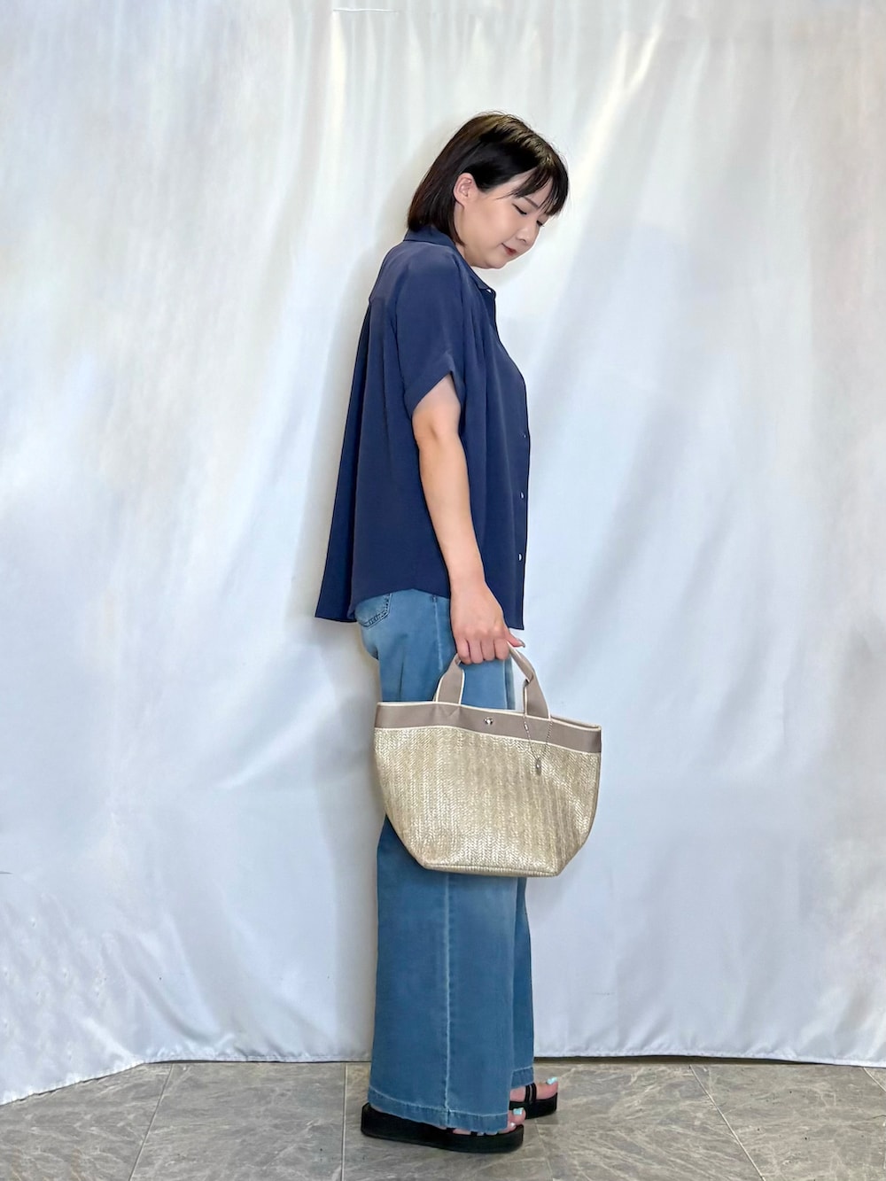 ブルー系のシャツ/ブラウス、ベージュ系のニット/セーター、ブルー系のその他パンツを着用したレディースの夏コーディネートの2枚目の写真