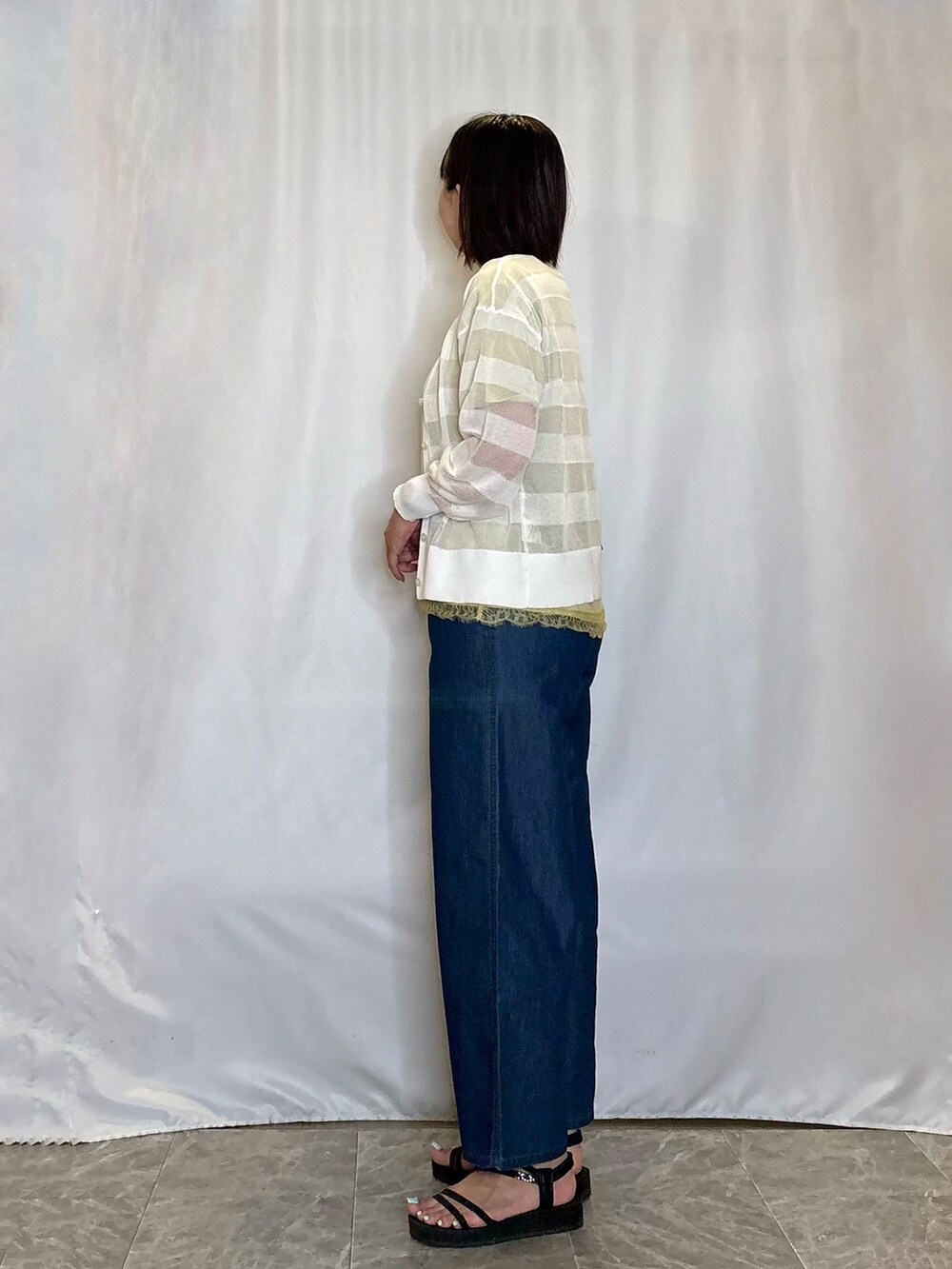 ホワイト系のカーディガン/ボレロ、イエロー系のTシャツ/カットソー、ブルー系のデニムパンツを着用したレディースの夏コーディネートの4枚目の写真