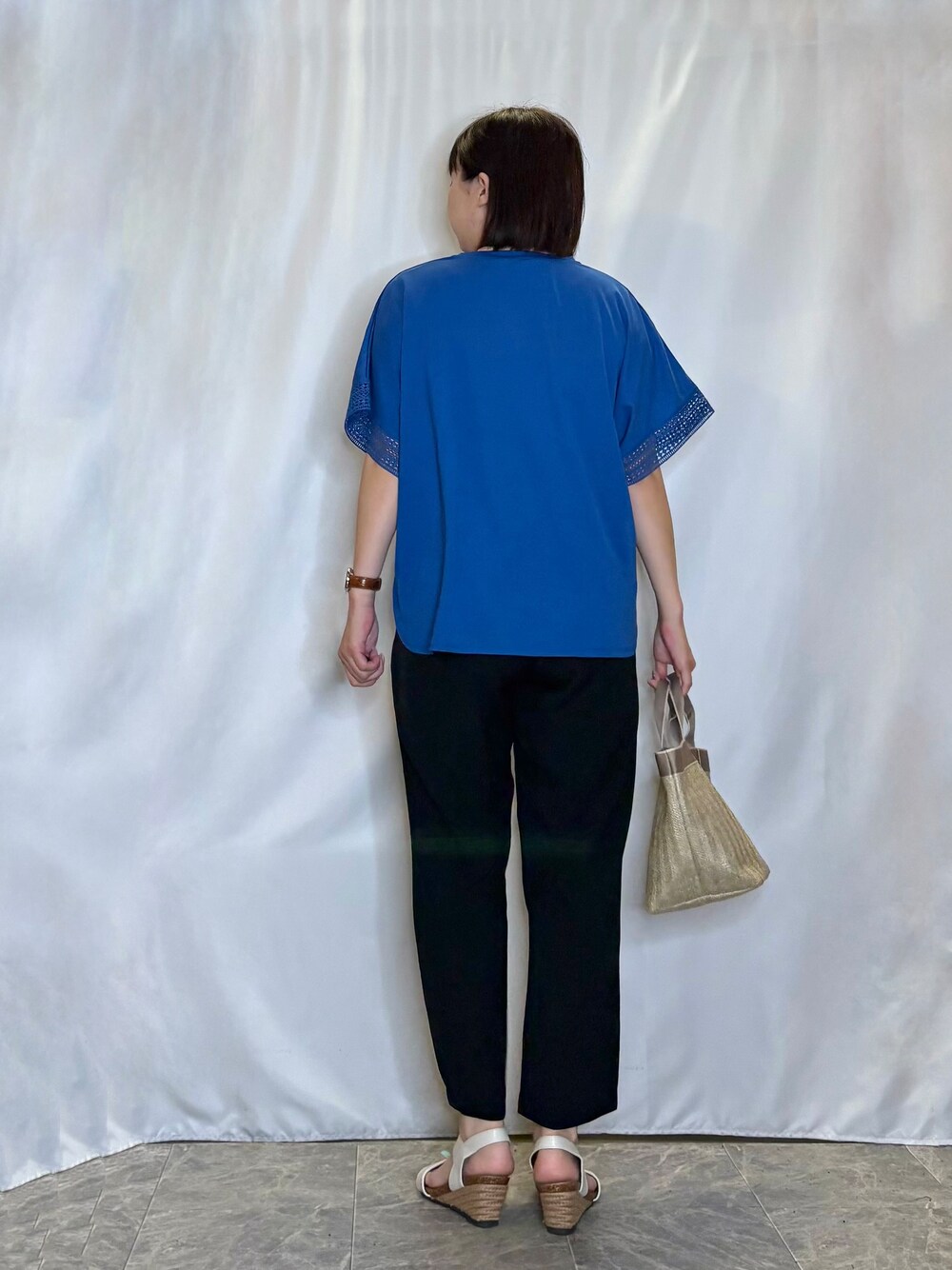 ブルー系のTシャツ/カットソー、ブラック系のその他パンツ、ホワイト系のサンダルを着用したレディースの夏コーディネートの4枚目の写真