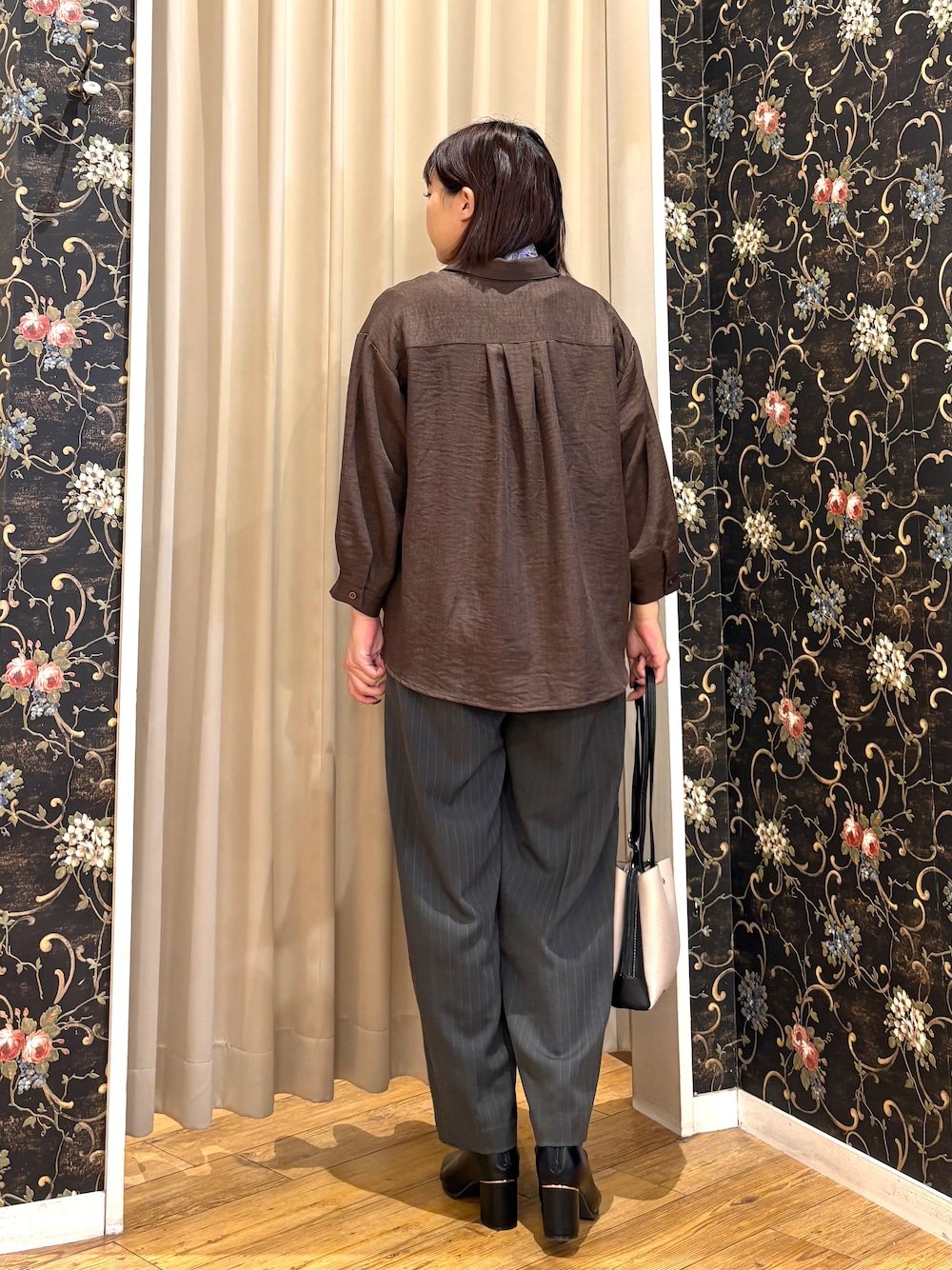 ブラウン系のシャツ/ブラウス、グレー系のその他パンツ、ブラック系のブーツを着用したレディースの秋コーディネートの3枚目の写真