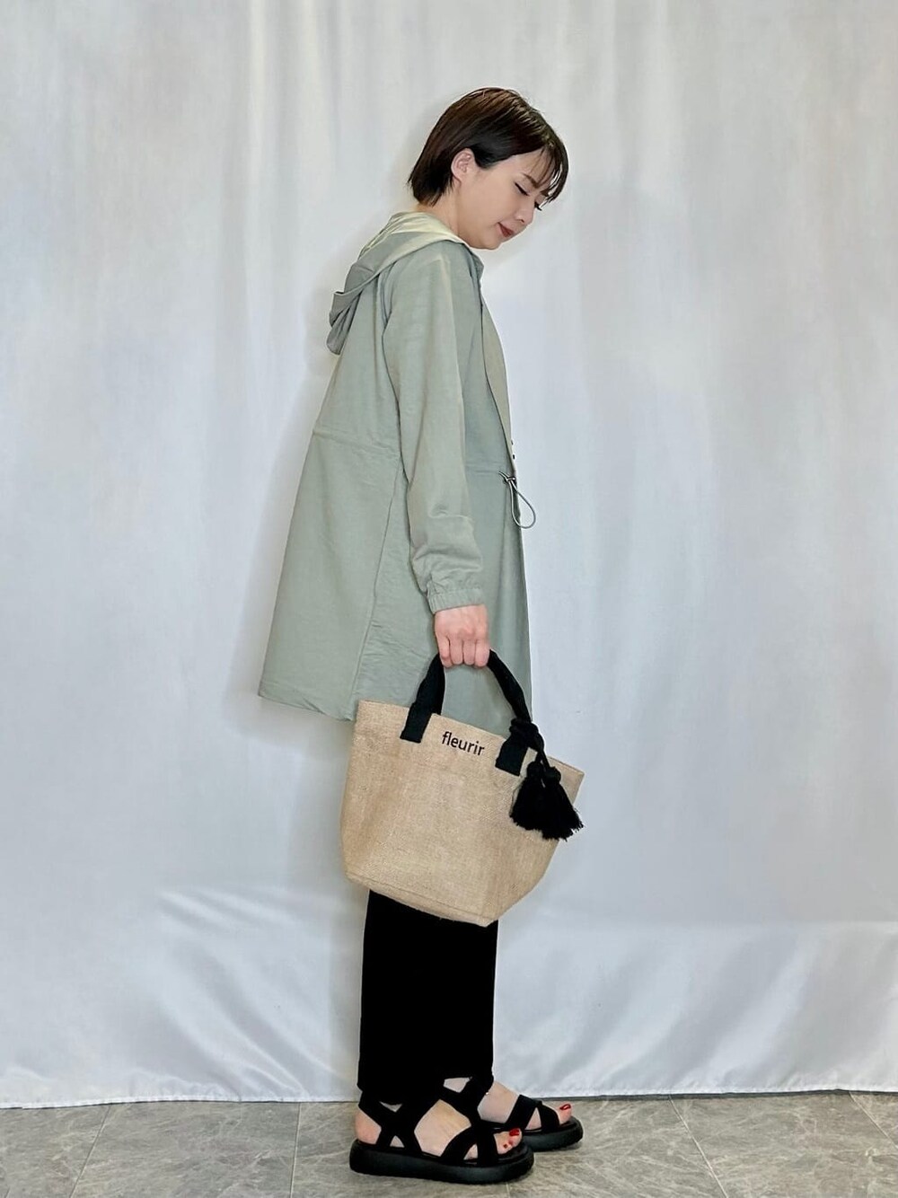グリーン系のパーカー、ブラック系のTシャツ/カットソー、ブラック系のその他パンツを着用したレディースの春コーディネートの2枚目の写真