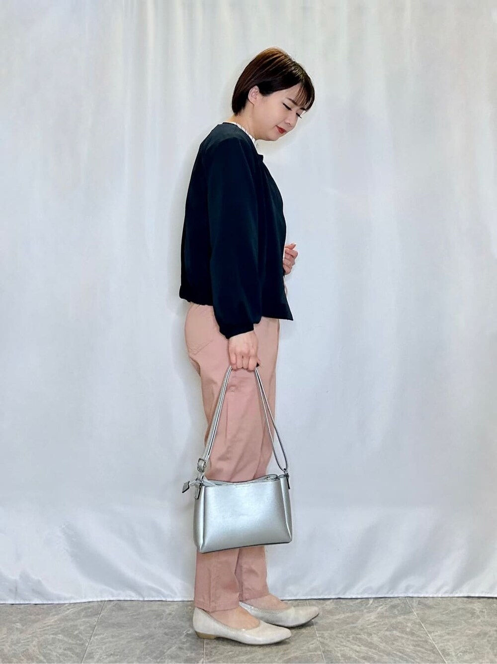 ブルー系のブルゾン、ベージュ系のシャツ/ブラウス、ピンク系のその他パンツを着用したレディースの春コーディネートの2枚目の写真