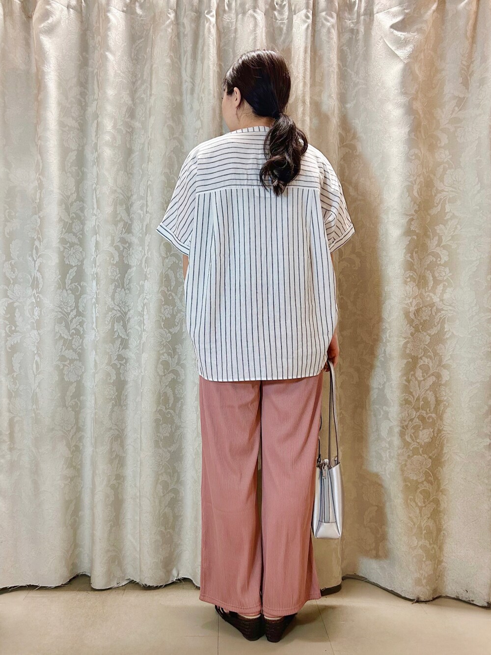 ピンク系のその他パンツ、ブルー系のシャツ/ブラウス、シルバー系のショルダーバッグを着用したレディースの春コーディネートの3枚目の写真