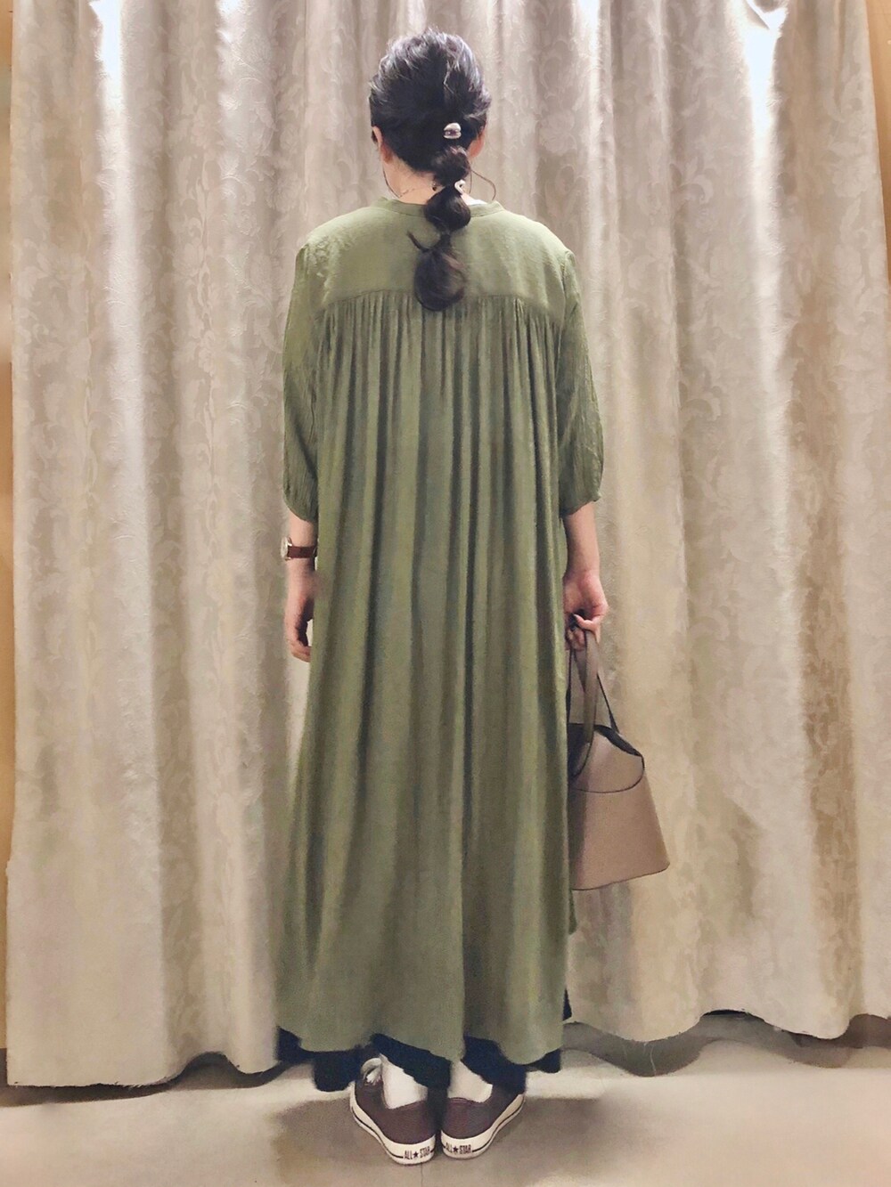 ブラック系のスカート、ベージュ系のトートバッグ、ホワイト系のTシャツ/カットソーを着用したレディースの夏コーディネートの3枚目の写真