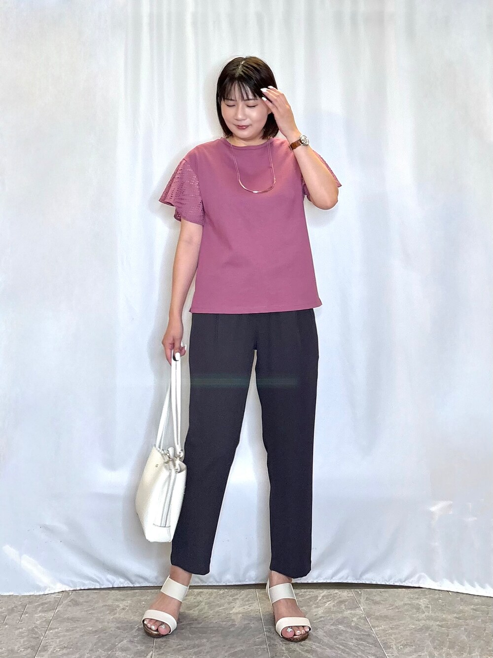 ピンク系のTシャツ/カットソー、グレー系のその他パンツ、ホワイト系のサンダルを着用したレディースの夏コーディネートの2枚目の写真