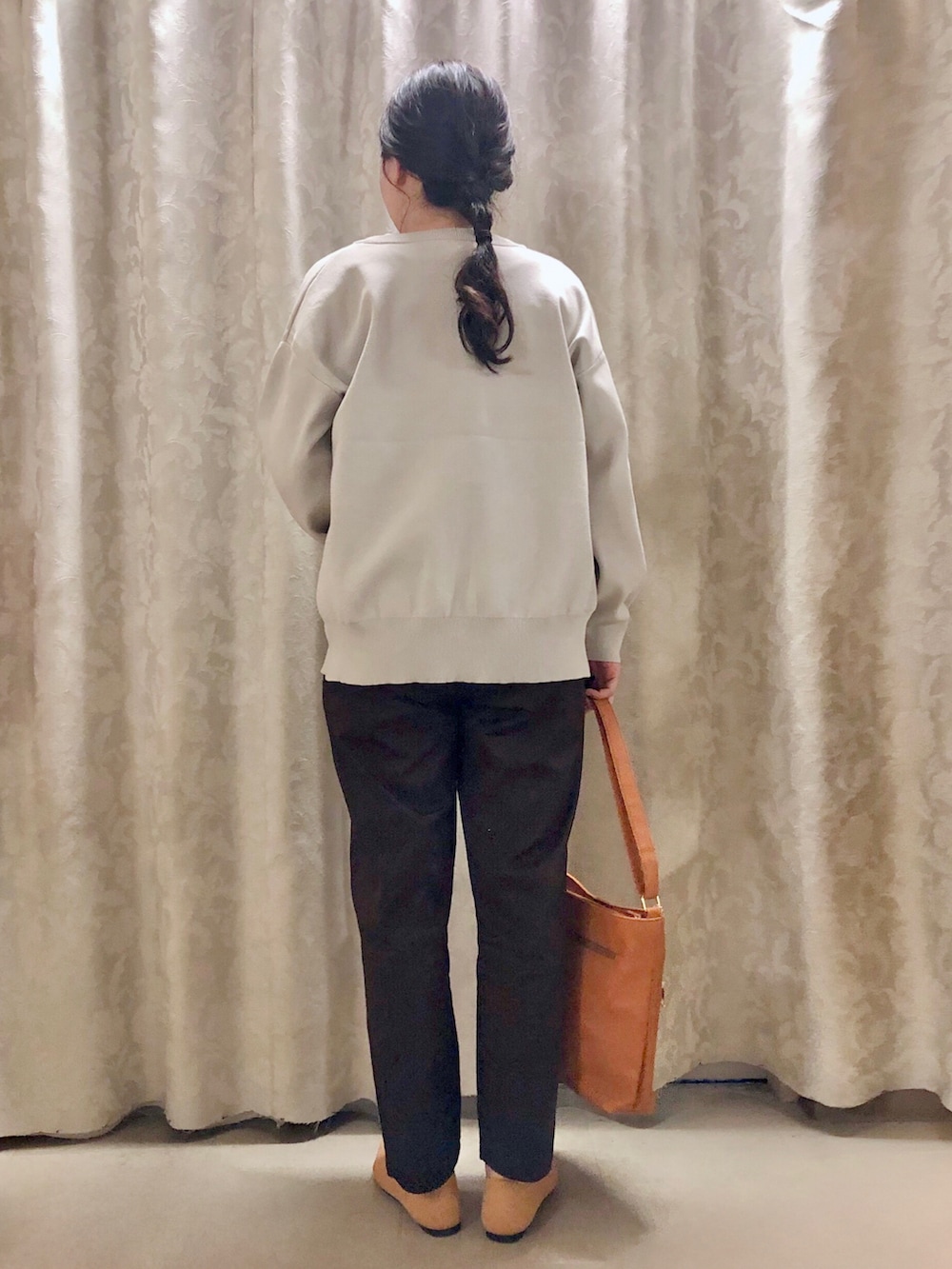 ブラウン系のその他パンツ、イエロー系のショルダーバッグ、イエロー系のパンプスを着用したレディースの秋コーディネートの3枚目の写真