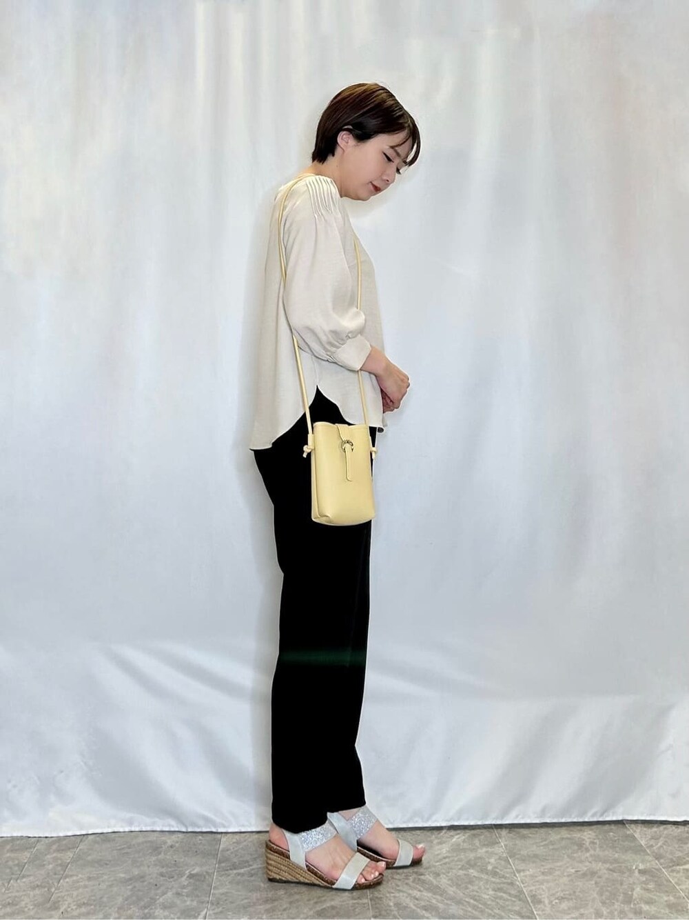 ベージュ系のシャツ/ブラウス、ブラック系のその他パンツ、シルバー系のサンダルを着用したレディースの春コーディネートの2枚目の写真
