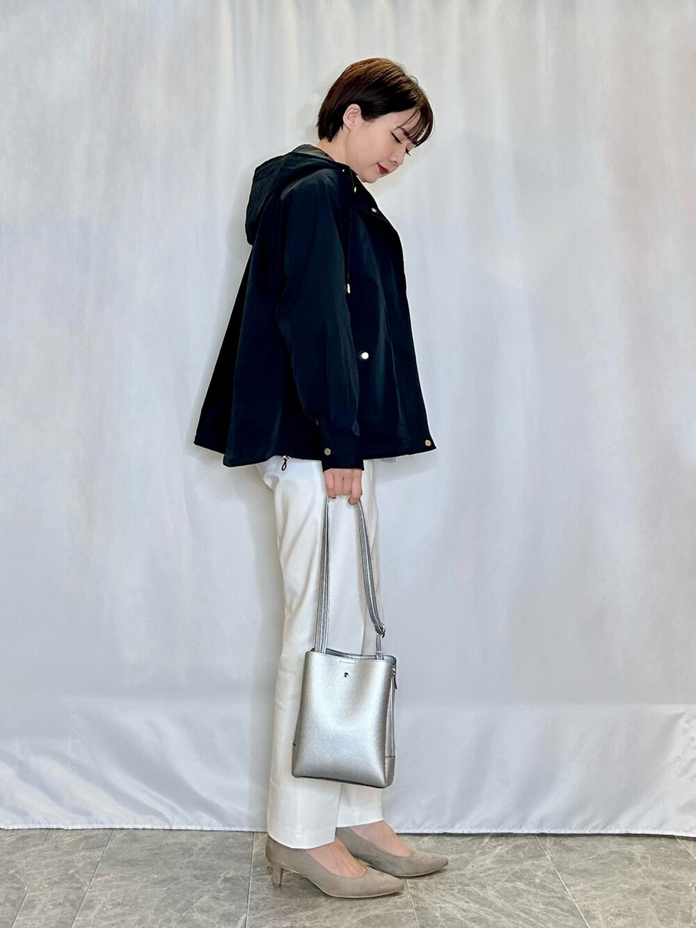 ベージュ系のパンプス、シルバー系のショルダーバッグ、ブルー系のシャツ/ブラウスを着用したレディースの春コーディネートの2枚目の写真