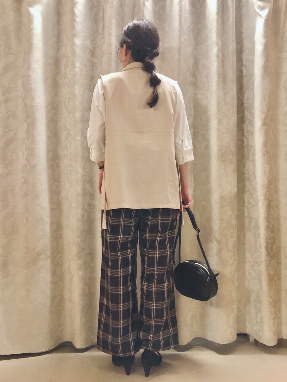 ブラック系のショルダーバッグ、ブラック系のパンプス、ブラック系のその他パンツを着用したレディースの秋コーディネートの3枚目の写真