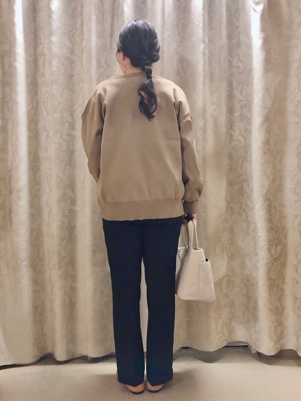 ベージュ系のスウェット、ブラウン系のカーディガン/ボレロ、ブラック系のその他パンツを着用したレディースの秋コーディネートの3枚目の写真