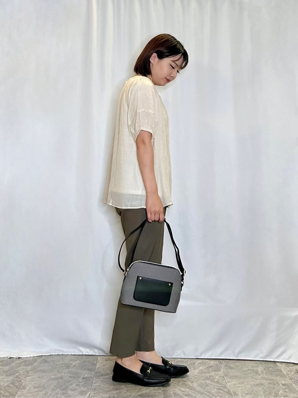 ベージュ系のその他トップス、グリーン系のその他パンツ、ブラック系のその他シューズを着用したレディースの夏コーディネートの2枚目の写真